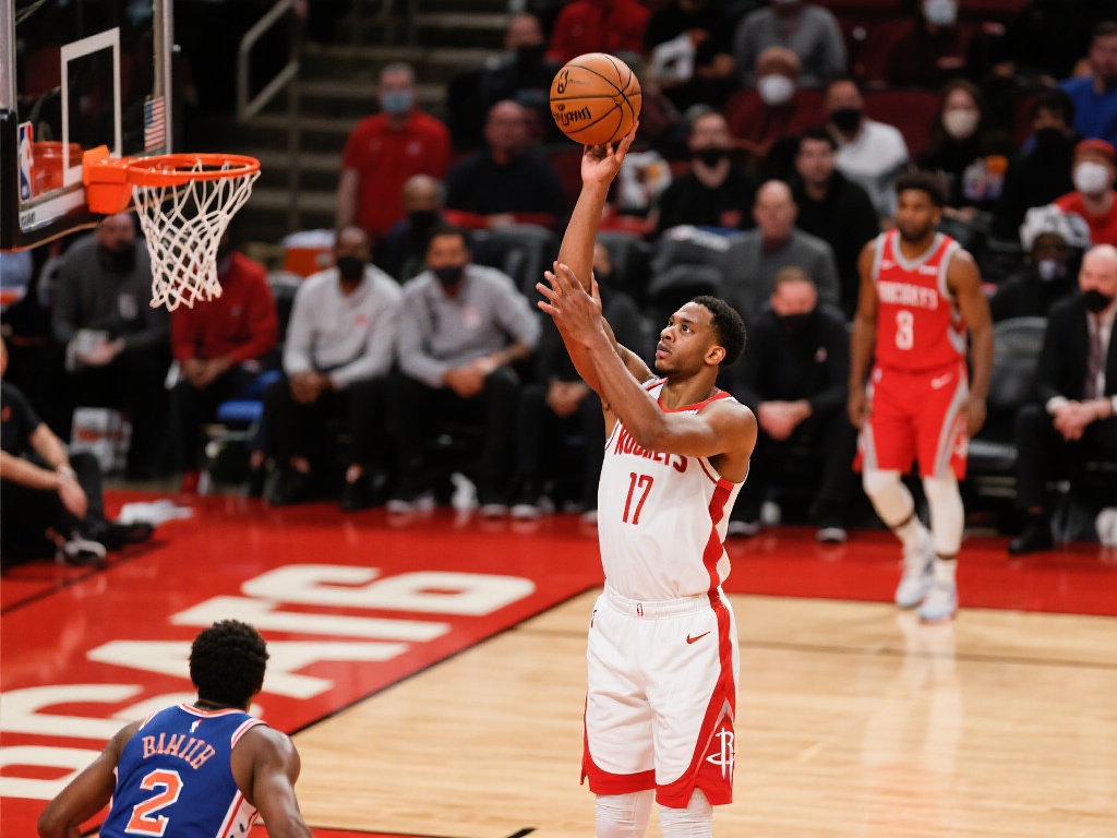 火箭首节手感冰冷:24投仅9中,三分球颗粒无收! 以火箭队后卫为例,某位主力球员在首节多次